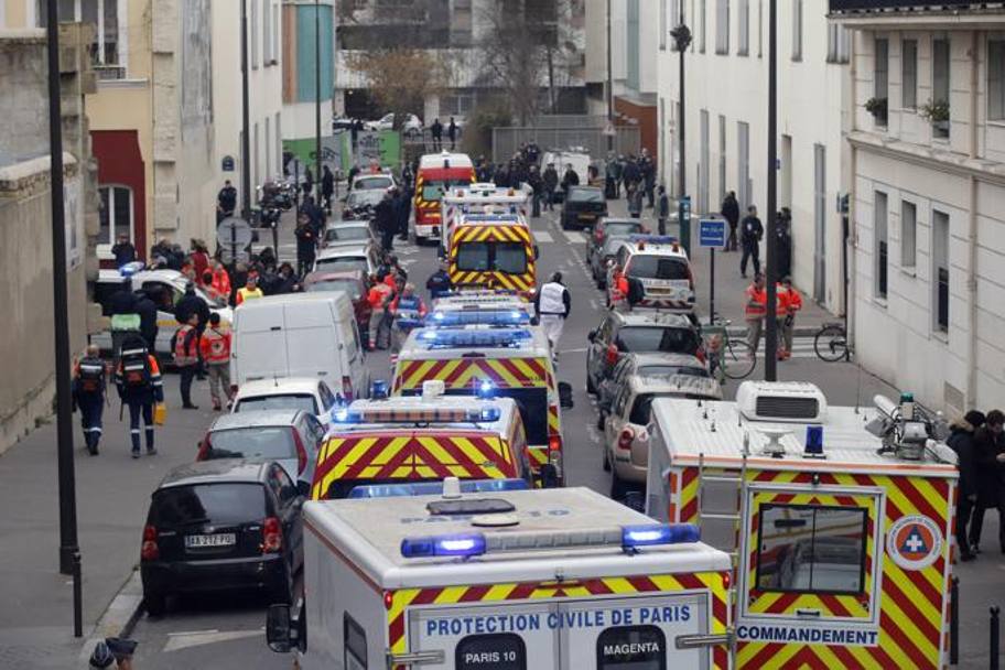 Ambulanze sotto la sede di Charlie Hebdo. Ap